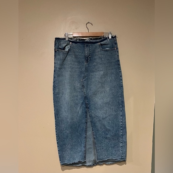 Wild Fable Mid Rise Slit Front Maxi Denim Skirt Raw Hem Medium Wash Size 16R - Picture 1 of 7